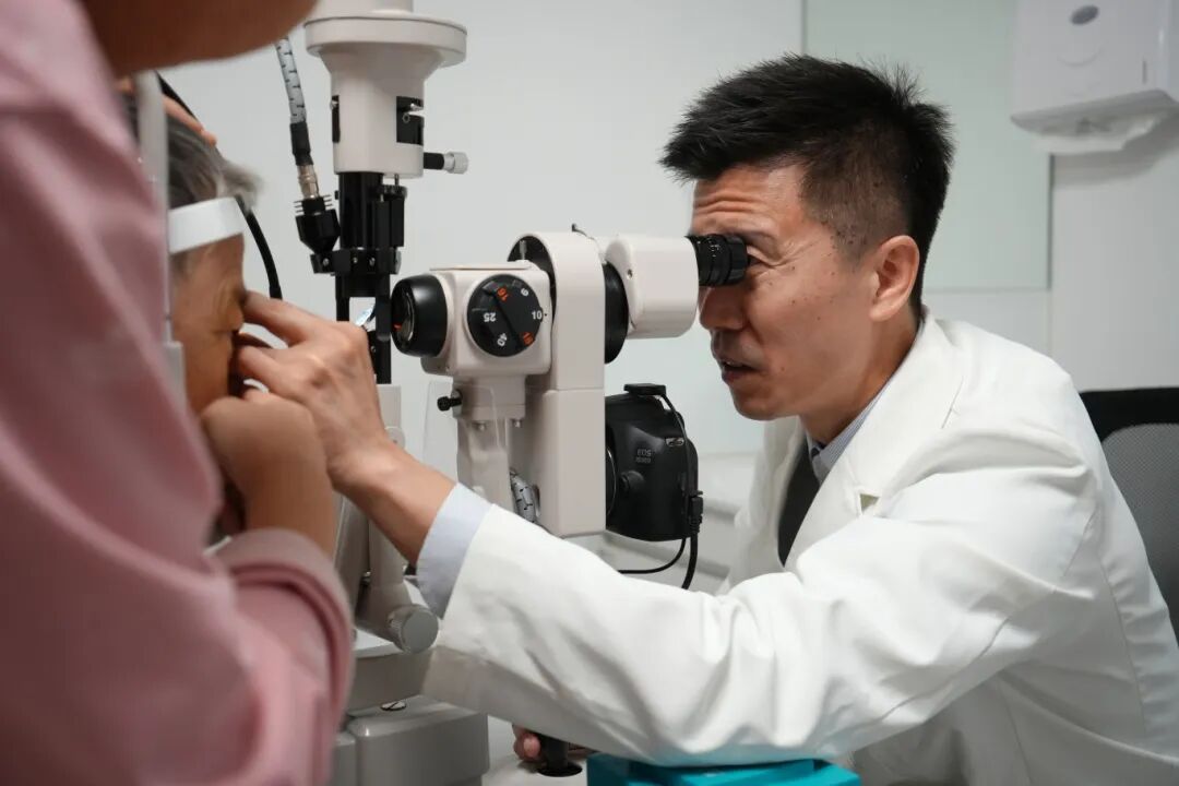 十年信賴，兩場(chǎng)手術(shù)為聾啞阿姨守住光明！